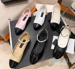 Luxury Designer Ballet Flats Pearl Chain Ankle Chain Leather Two Color Splicing Fashion Loafers Classic Style Optimal