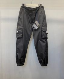 Pantaloni casual da uomo di alta qualità in materiale di nylon con design tascabile classico estivo 2023