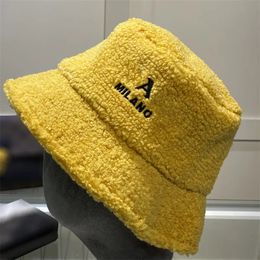 Winter Designer Bucket Hat For Men Women Fashion Teddy Bonnet Beanie Designers Skullcap Mens Casquette Fluffy Warm Sunhat Fuzzy Cap