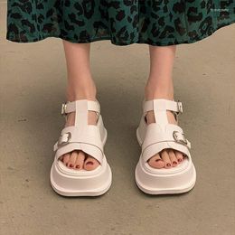 Sandálias 2023 Summer feminino de sola grossa Sapatos romanos japoneses Harajuku Retro Fashion Casual e confortável