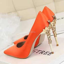 Dress Shoes Metal Carved Thin Heel High Heels Pumps Women Shoes 2022 Sexy Pointed Toe Ladies Shoes Fashion Candy Colours Wedding Shoes Woman