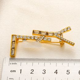 18K Gold Plated Stainless Steel Letters Brooches Hollow Tassel Women Luxury Brand Designer Rhinestone Crystal Pearl Brooch Pins Metal Jewelry Accessories 20Style