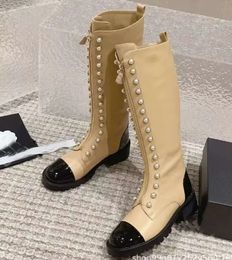 Chanells Chanelness White High Barrel Channel Knight Boots Versátil e Slim