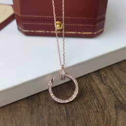 Luxurys Designer Necklace Woman Delicate Diamond Studs Alloy Material Trendy Vintage Personalized Pendant Jewelry