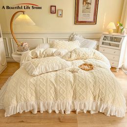 Bedding sets Luxury Super Soft Velvet Fleece Princess Bed Skirt Bedding Set Lace Ruffles Short Plush Duvet Cover Set Bedspread Pillowcases 231129