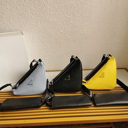 Designer-Dreieck-Umhängetasche Brust-Tagesrucksack Ein Schultergurt-Rucksack für Reisen, Wandern, Einkaufstasche, einfach zu tragen, einfache Modetasche, klassische Farbe Schwarz/Gelb