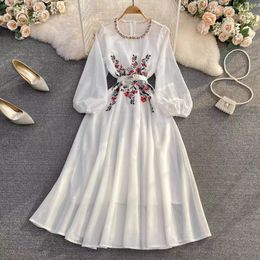 Casual Dresses 2023 High Quality Retro White Flower Embroidery Dress Vintage Women Diamonds O Neck Organza Puff Sleeve Long Vestidos With Belt