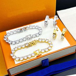 Designer-Armband, Ohrringe, luxuriöser eingelegter Zirkon in Gold/Silber in 2 Farben, römisches Alphabet mit floralem klassischem Armband, stilvolles Damenschmuckset, hohe Qualität, mit Box