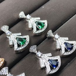Brincos de saia pequena de múltiplas camadas de esmeralda de luxo para mulheres com pedras preciosas coloridas de temperamento vintage 18K e tachas de diamante