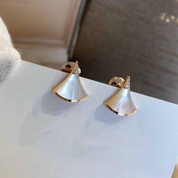 V gold material stud earring with fan shape shell and diamond in white color women party engagement jewelry PS37302406