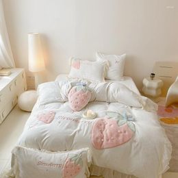 Bedding Sets Cute Pink Strawberry Embroidery With Lace Ruffles Cream White Set Warmth Velvet Fleece Duvet Cover Bed Sheet Pillowcases