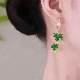 Stud Hot Selling Green Crystal Maple Leaves Dangle Earrings For Women Lady French Fashion Zircon Tassel Earrings Temperament Jewelry YQ231128