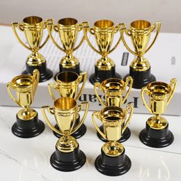 Decorative Objects Figurines 5Pcs Plastic Golden Mini Award Trophy Toys Prizes for Kids Birthday Party Favors Kindergarten Rewards Children Pinata Fillers 231128