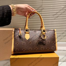 23Fw Women Luxurys Designer Totes Bags Onthego Handbag Flip Lock Buckle Ladies Handbags Messenger Bag Capucines Pouch Purse 30cm