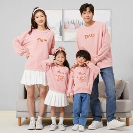 Familjsmatchande kläder Jul vintermatchande familjekläder brev trycktröjor Moderdotter toppar Father Mom Son Sweatshirts Kids Baby Pullovers 231129