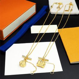 2022 Luxury Jewelrys Woman Pendant Necklaces Fashion Jewellery Engraved Initials letter Charm Pendants233c