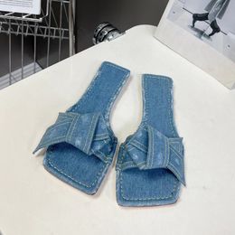 Pantofole con punta quadrata e tacco piatto Sandali con fiocco in tessuto denim da donna Scarpe estive comfort per le vacanze Sandali semplici da donna