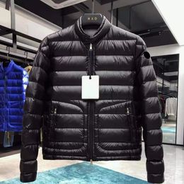 Mens Puffer Ceketler Aşağı Ceket Tasarımcısı Kış Hafif Stand Yakası D Cep Sıcak Parkas Lüks İşlemeli Rozet Dış Giyim Paltoları