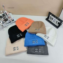 New artist Designer knitted hat for men and women in winter high-quality brimless urinal hat classic printed letter wool hat available in seven colors