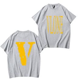 Maglietta Vlone Mens Designer Magliette Amici Lettera Stampa Tees Big V Uomo Donna Manica corta Stile Hip Hop Nero Bianco Arancione T-shirt Vlones Tees Taglia S-XL