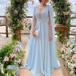 Einfache Chiffon-lange Kleider für die Brautmutter, V-Ausschnitt, offener Rücken, sexy Hochzeits-Party-Kleider mit Streamer-Umhang, elegantes A-Linien-Abendkleid 2024, formelle Kleidung für die Patin