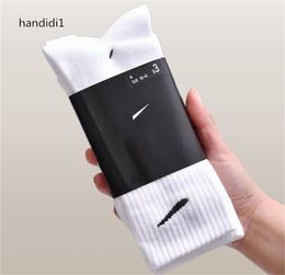Bestselling designer black and white high-quality socks, versatile neutral cotton classic breathable socks, football and basketball socks in five pairs y1