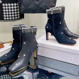 Sapatos femininos de designer de luxo plaza cabeça botas de salto alto sexy couro pérola corrente botas finas de salto alto forro de ovelha tornozelo botas de salto baixo sapatos de fábrica