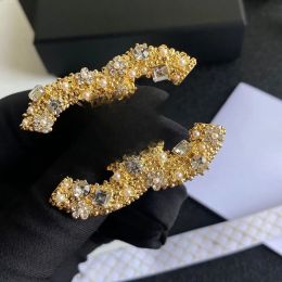 broş kadın erkek tasarımcı marka mektubu broşlar 18k altın kaplama kristal rhinestone takı cazibesi inci pim 2023 Evlenmek Noel Partisi Hediye Accessorie G2311303pe