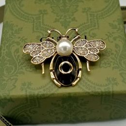 Famous Design Gold Bee Letters Luxurys Desinger Brooch Women Rhinestone Pearl Letter Brooches Suit Fashion Jewellery Clothing DecorationLetter logo g Accessories