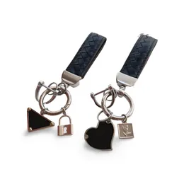 Fashion Keychains Designer Leather Buckle for Women Mens Car Key Ring Black Heart Triangle Bag Pendant Keychain High Quality