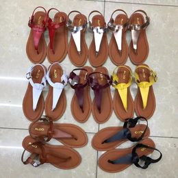 Sandals 2023 Designer Summer Beach Leather Slippers Women Flat T-Strap Fashion Simple Luxury