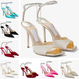 Sandali Saeda di marca di lusso estivi Scarpe con tacco a spillo con catena di cristallo Décolleté con abito da sposa dorato bianco rosso Sandali eleganti da gladiatore da donna