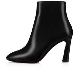 This boot is made of black calfskin with a heel diameter of 70mm. Fashion style has its exquisite features beautiful cool