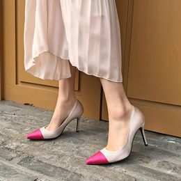 Отсуть обувь Весна и осень 2023 Женские кожаные высокие каблуки заостренные сандалии с сандалиями.