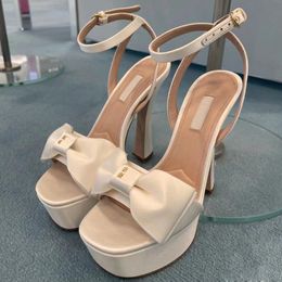 Weiße Satin-Schleife, Metall-Buchstabe, Ornament, Plateau-Sandalen, Pumps, Damen-Abendschuhe, Damen-Absatz, 14 cm freiliegender Zehenbereich, superhohe Luxus-Designer-Sandalen mit Knöchelriemen