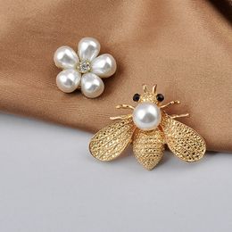 No injury to clothes Magnet brooch anti-light buckle pin Fixing clothes Pearl flower bee