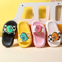 Slipper Nya barn tofflor Summer Boys Girls Inomhus och utomhustecknad Cute Dragon Checkerboard Beach Shoes PVC