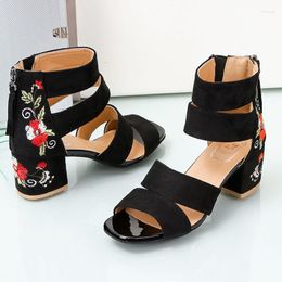 Sandali in stile etnico ricamato da donne con tacco medio 2023 Summer Spesse tallone spesse eleganti scarpe a punta di punta