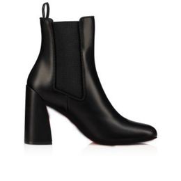 The short boot is an ankle boot with carved 85mm wooden heel, which is very durable and suitable for autumn wear. It is made of full-body black oiled calf leather beautiful