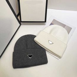 Woman beanie designer caps luxury mens hat solid color metal triangle with letters cold wind proof warm delicate bonnet modern designer knitted hat for ladies pj019