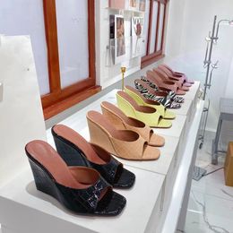 Hausschuhe aus echtem Leder mit Krokodilprägung, 9,5 cm, Sandalen mit hohen Absätzen, Keilabsatz, Designer-Fabrik, Damen-Flip-Flop, Sommer, klassische flache Schuhe. Unsere Größe 35–42 mit Box