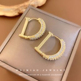 Дизайнер шарм настоящий покрытие циркона буква D Серьги мода атмосферные металлические шпильки золотые пряжки простые серьги женщины
