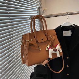 Store Clearance Promotion Handbag Online Export Small Bag Women's New Trend in Autumn 2023 Fashion Shoulder Popular Hand Msenger Simple Underarm