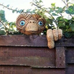 Garden Decorations Resin Craft Alien Peeker Statue Yard Art Ornament Fences Door DecorationGarden