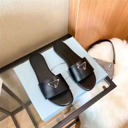 2023 Sommer Luxus Sandalen Designer Frauen Flip-Flops Slipper Mode Echtes Leder Folien Metallkette Damen Freizeitschuhe