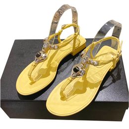 Infradito da donna con perle Sandali Trama trapuntata Pantofola di design Ciabatte da mulo Scarpe casual da esterno Cinturino con fibbia classico Scarpe da spiaggia con tacco basso Classico Giallo Bianco