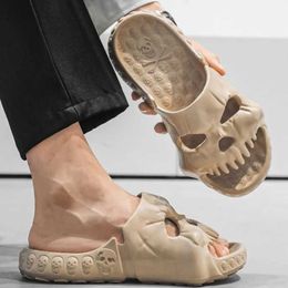 Nuove pantofole da uomo personalizzate con design a forma di teschio 2023 Scivoli estivi per il divertimento all'aria aperta Fondo spesso della spiaggia Sandali da donna antiscivolo per il tempo libero 0207