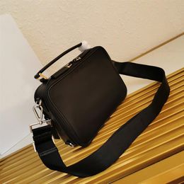 2021 new brand women designers Men handbag mens shoulder bags real leather chain crossbody bag handbags famous circle purse luxury304M