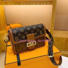 the Factory Sells Wholesale Handbags Cheaply Light Luxury Women's Bag Advanced Sense Fashion Small Square Temperament Single Shoulder Diagonal Span Difference