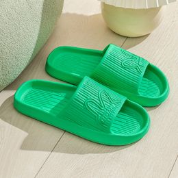 Sand￡lias e chinelos dom￩sticos ver￣o, luz de banho de fundo macio de fundo suave slides amantes sapatos de praia mulas brancas amarelas verdes